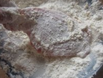 红烧大排面,裹上蛋液的大排在面粉里打滚，均匀裹上面粉。