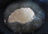 红烧大排面,油锅下宽油炸或者煎猪排，到猪排浮起来后翻面，炸到两面金黄后起锅。