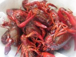 辣子小龙虾,炸锅烧热下小龙虾炸到变色起锅，沥干油。