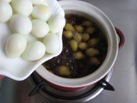 白果糍粑补血汤,大火煮沸，红糖全部溶化时，加入鹌鹑蛋。