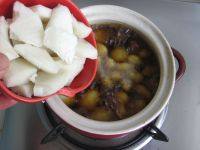 白果糍粑补血汤,再次炖煮沸腾转中小火煮两分钟，加入糍粑。