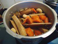 马蹄红萝卜煲甘蔗水,待压力锅排气后再次煮沸一次约十五分钟，熄火。排气后打开锅盖，倒出即可饮用。