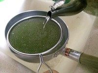 芒果椰汁西米露,将西米倒在漏勺里用凉开水冲几遍，沥干水备用