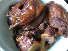 传说中的夫妻“肺”片,卤熟的牛肚也捞出来切片。
