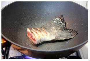 香茅剁椒三文鱼尾,把鱼尾治净，身上划几刀，煎至二面微黄