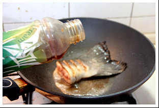 香茅剁椒三文鱼尾,倒入料酒去腥，并盖上盖焖半分钟、