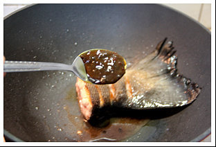香茅剁椒三文鱼尾,放入一勺香茅酱；