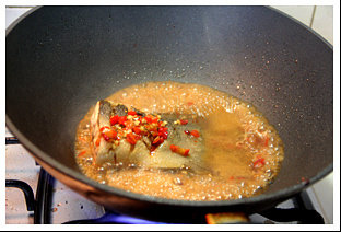 香茅剁椒三文鱼尾,加少许水，中火烧至鱼8成熟，（约3-5分钟）三文鱼是极易熟的，一定要掌控好火候