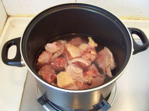 板栗酱烧鸡腿,锅里放入鸡腿，加入凉水，没过鸡腿即可，然后开中火煮。