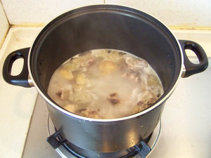 板栗酱烧鸡腿,当煮到鸡腿肉变色后，捞干净汤中的浮沫。