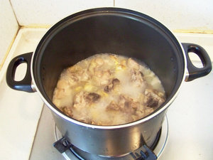板栗酱烧鸡腿,鸡肉基本熟了以后，加入板栗，姜蒜一起，开中火煮。
