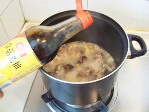 板栗酱烧鸡腿,当板栗煮熟后，往锅里倒入适量的老抽上色。