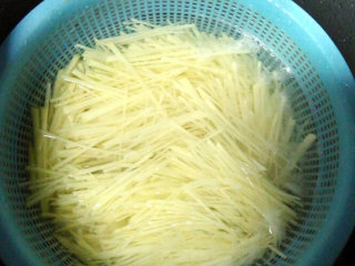 家常土豆丝,土豆切细丝，用清水浸泡，去掉多余的淀粉