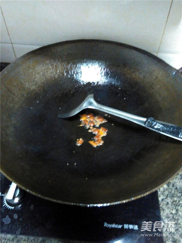 家常土豆丝,植物油烧热后，放入干辣椒，花椒炒香