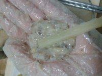 越南竹蔗虾,取一小块虾泥裹在甘蔗的一头