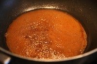 蒲烧鳗鱼饭,锅内放适量油，倒入酱油，白砂糖和料酒煮开，略微浓稠之后，关火备用
