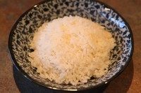 蒲烧鳗鱼饭,将米饭盛入碗里