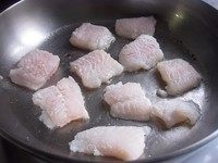 印尼式酸辣龙利鱼,每块龙利鱼沾上薄薄一层干淀粉，用热油两面煎封后取出。