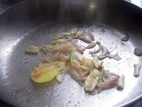 印尼式酸辣龙利鱼,煎锅中留少许油，爆香红葱头、蒜片。