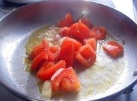印尼式酸辣龙利鱼,加入番茄块及1/2杯热水，盖上锅盖中小火焖煮至番茄软烂。