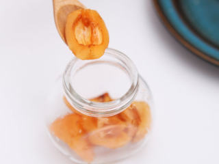 蜜渍枇杷,然后找一个干净的玻璃罐子，一层枇杷淋上一勺蜂蜜，一层枇杷淋上一勺蜂蜜，直到装满。