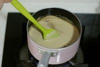 咖啡香蕉冰淇淋,搅拌均匀后倒入小奶锅内，开中小火加热，用刮刀不停划圈防止糊锅。