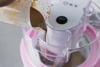 咖啡香蕉冰淇淋,冷藏好后的浆料取出，倒入量杯中，接着启动冰淇淋机，将冰淇淋浆从入浆口倒入冰淇淋机中。