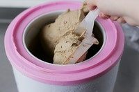 咖啡香蕉冰淇淋,冰淇淋机搅拌20分钟后冰淇淋浆呈软浆状就表示做好了，如果还没有到这个状态请再多加一些时间。