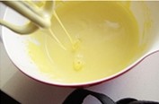 蛋黄饼干,全蛋打发至提起打蛋器能看到蛋液有明显的纹路，不会马上消失。