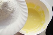 蛋黄饼干,过筛好的面粉倒入打发的蛋液中。
