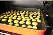 蛋黄饼干,用裱花袋挤到烤盘上，每个大约直径2CM，送入烤箱烘焙至表面金色，就好了。