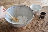 水信玄饼,樱花泡开后开始制作水信玄饼。16g白凉粉与10-15g幼砂糖在一个大碗中混合，将结块的粉按压开。