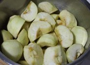 自制苹果酱,苹果切四块去皮去核切得到果肉约500克。