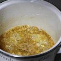 自制苹果酱,中火烧涨，打去浮沫（浮沫是水果涩味所在），熬至103度后转小火，注意搅拌不要糊底。
