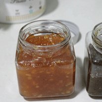 自制苹果酱,趁热装入已经消毒干爽的玻璃密封瓶，倒置半小时后冲洗干净表面，室温放3-7天使果酱成熟，再冷藏保存。