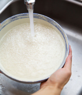 松茸饭,快速将米充分淘洗，直至淘米水清澈不浑浊