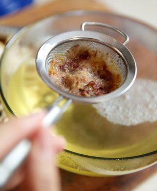 松茸饭,使用细筛将高汤过滤待用