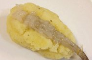 马铃薯和虾,用薯泥将虾的身体包入，中间我用筷子压一条直线，把虾放上，均匀的用薯泥把虾包起来，留下虾尾。