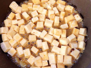 黄瓜烧豆腐,加入少许开水，烧两分钟。