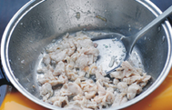 梅花鸡片,锅里放油烧热，放入鸡片翻炒至变色后盛出。