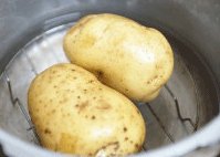 薯蓉芝士焗西兰花 ,土豆洗净外皮后上锅蒸熟；