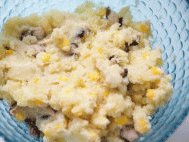 薯蓉芝士焗西兰花 ,熟的土豆去皮后，加入香茹玉米粒一起压成泥状；