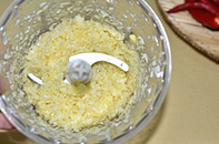 自制剁椒,用料理机先将姜和大蒜切成碎末。