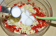 自制剁椒,依次加入盐和细砂糖。