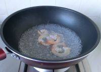 培根秋葵鲜虾卷,锅中加水，水开后下大虾焯熟捞出