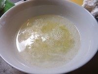 印尼炸天贝,将磨好的盐蒜泥放在一个大碗中，加入1杯冷开水。