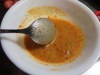 印尼炸天贝,准备蘸酱。取2茶勺SAMBEL BECEL酱，加适量的开水稀释成合适的浓度。