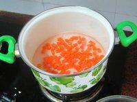 大杏仁肉粒蔬菜丁,锅内烧开水放入胡萝卜焯水。