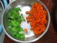 大杏仁肉粒蔬菜丁,芹菜也焯水后捞出备用。