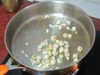 大杏仁肉粒蔬菜丁,锅内再倒入少许油把珍珠马蹄倒入翻炒。